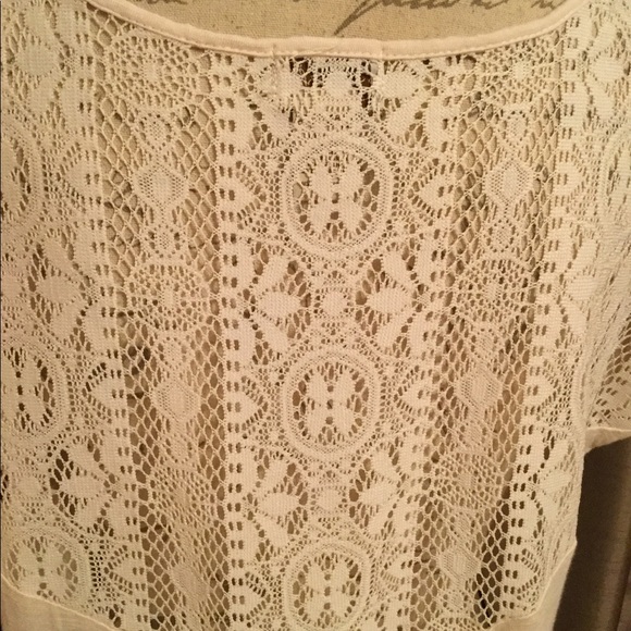 Gorgeous Cream Lace Back High-Low Design Top - Picture 5 of 8